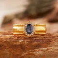 Anello vintage in argento S925 placcato oro con granato blu e finitura spazzolata - Anello Spazzolato Vintage / Zaffiro Blu Naturale