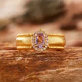 Anello vintage in argento S925 con gemma viola e finitura dorata spazzolata - Anello Spazzolato Vintage / Cristallo viola naturale