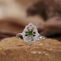 Dettaglio macro di anello in argento stile vintage con pietra di diopside - Diopside Naturale (LR413) / Verde