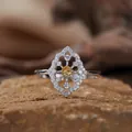 Dettaglio di un anello in argento S925 con citrino giallo in un design geometrico traforato. - Citrino Naturale (LR413) / Giallo