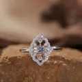 Dettaglio dell'anello in argento S925 con tanzanite e intricato motivo traforato. - Tanzanite Naturale (LR413) / Viola