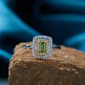 Dettaglio macro di anello in argento S925 con peridoto taglio smeraldo e doppio halo. - Anello / Verde (Peridoto)