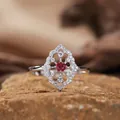 Macro dettaglio di un anello vintage in argento sterling S925 con gemma rossa centrale - Rosso