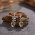 Vue détaillée de boucles d'oreilles en argent avec topaze jaune sur pierre naturelle. - Boucles d'Oreilles Citrine Naturelle