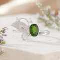 Detalle del anillo de mariposa en plata S925 con una piedra preciosa verde óvalo - Anillo de Diópsido Natural