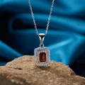 Dettaglio macro di un ciondolo in pietra preziosa rossa quadrata con catena in argento - Collana / Rosso (Granato)