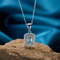 Vista dettagliata della collana con ciondolo in topazio blu quadrato e doppio halo in argento - Collana / Blu (Topazio)