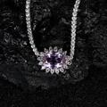 Gros plan d'un collier d'améthyste violette ovale avec entourage de diamants fins - Bracelet Améthyste Naturelle