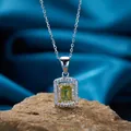 Primo piano di una collana con pendente in olivina verde taglio smeraldo in argento 925 - Collana / Verde (Peridoto)