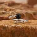 Elegante anillo abierto de plata de ley S925 con ágata negra y circonitas brillantes - Ónice negro natural / Plateado