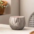 Nahaufnahme eines Keramik-Sukkulententopfes mit Marmortextur und Rautenform - Geometrischer Rhombus / Schwarzes Marmormuster