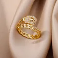 Detailweergave van goudkleurige schakelring met zirkonia bezette riemgesp - Verstelbaar Open / Cubaanse Kettingsluiting Stijl (ESF386#) / Goud