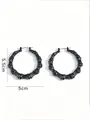 Detalle macro de pendientes de aro grandes negros con textura de bambú de 5,5 cm - Estilo de Aro de Bambú (Níquel Negro 32-5cm) / Níquel Negro