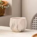 Detailansicht eines geometrischen Keramik-Sukkulententopfes mit grauem Marmormuster auf Tisch - Geometrischer Rhombus / Originales Marmormuster