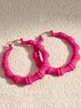 Detalle de pendientes de aro grandes rosa neón con textura de bambú estilo hip-hop - Estilo de Aro de Bambú (Rosa Rojo 32-5cm) / Rosa rojo