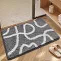 Modern gray tufted bathroom mat with white abstract swirl pattern on wooden floor - 40*60cm / Intermezzo