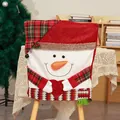 Feestelijke kerst stoelhoes met sneeuwpop motief en schattig rood hart - Sneeuwpop