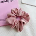 Eleganter hellrosa Satin Haargummi mit weicher französischer Seidentextur für Damen - Rosa Satin