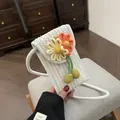 Handgewebte Handy-Tasche aus Baumwollseil mit bunten Blumen für den Strandurlaub - Zweifarbiges Blumendesign / Orangefarbene Ziernaht