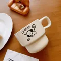 Mug à café minimaliste en céramique beige avec illustration de chien de dessin animé mignon - Chien kaki