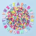 Gedetailleerd overzicht van acryl letterkralen in macaronkleur met afmetingen en gatgrootte - Geperforeerde letter / L / Lichte Kleuren Gemengd