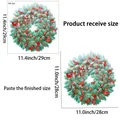 Sticker fenêtre couronne de Noël montrant les dimensions du produit et du fini - Style Pin Bleu-Vert et Boule Rouge (JDT-A25)