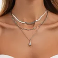 Schickes silbernes mehrlagiges Choker-Halsketten-Set mit minimalistischem Wassertropfenanhänger - Dreilagige Wassertropfen-Schlangenkette (07399) / Silber