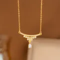 Elegante collar de la diosa del laurel dorado con circonitas y colgante de pera - Gota de Circonia Sonrisa (8352) / Dorado