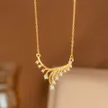 Elegante collar con colgante de espiga de laurel dorado con circonitas brillantes - Pequeña Ala Brillante (8353) / Dorado