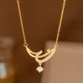 Elegante collar dorado con colgante de laurel, piedras de circón brillantes y una gema central. - Piedras Brillantes Entrelazadas (8354) / Dorado