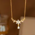Collar dorado con colgante de espiga de laurel y una flor de cristal brillante - Gota de Flor (8356) / Dorado