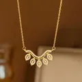 Collar con colgante de laurel y trigo bañado en oro con cristales de estilo minimalista - Ojo de Gato de Pavé (8357) / Dorado