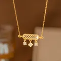 Elegante collar dorado con colgante cilíndrico de cristal y pequeños adornos moda. - Cilindro de la Suerte Brillante (8358) / Dorado
