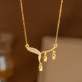 Elegante collar dorado con una hoja brillante y delicados colgantes de capullos de tulipán - Tulipán Brillante (8359) / Dorado