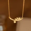 Elegante collar dorado con colgante de hoja de laurel y finos cristales brillantes - Hoja de Sonrisa de Pavé (8360) / Dorado