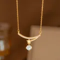 Variante de collar de oro con barra curva, estrella y colgante de circón redondo - Gran Solitario de Estrella (8361) / Dorado