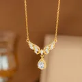 Collar dorado con colgante de alas de ángel y una circonita cúbica en forma de pera - Gota de Mariposa de Pavé (8364) / Dorado