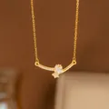 Elegante collar dorado con colgante de estrella de cristal y detalles en pavé brillante. - Doble Estrella de Pavé (8365) / Dorado