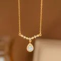 Elegante collar de oro con un colgante de cristal en forma de gota y detalles de hojas de laurel. - Borla de Gota de Pavé (8367) / Dorado