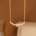 Collar dorado con un delicado colgante curvado de flor rosa y circonitas para mujer - Flor de Cinco Pétalos de Circonia Redonda (8368) / Dorado