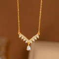 Elegante collar en V chapado en oro de 18K con colgante de circonita en forma de gota - Forma V de Pavé (8369) / Dorado