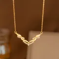 Collar con colgante de espiga de laurel dorado con piedras brillantes y diseño en V - Circonia Torcida en Forma V (8371) / Dorado