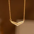 Elegante collar dorado con colgante en V y cristales micro-pave para mujer moderna - Doble Capa V de Pavé (8373) / Dorado