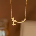 Elegante collar de mariposa dorada con colgante de barra curva de circonita para mujer - Doble Mariposa Sonrisa (8377) / Dorado