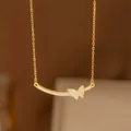 Elegante collar de mariposa en tono dorado con cristales brillantes, estilo minimalista. - Mariposa de Sonrisa de Pavé (8378) / Dorado