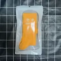 Leuchtend gelbe Baumwoll-Stulpsocken in einer minimalistischen matten Zipper-Verpackung - Einheitsgröße / Goldgelb