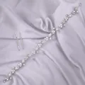 Elegante tocado de novia plateado con cristales sobre fondo de seda lavanda. - Diadema Fresca y Dulce (HS-J7387S) / Plateado