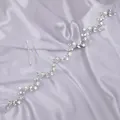 Elegante tocado de novia plateado con cristales brillantes sobre fondo de seda lavanda - Diadema para Citas y Viajes (HS-J7389S) / Plateado