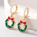 Boucles d'oreilles festives dorées couronne de Noël avec nœud en émail rouge et vert - Style Couronne de Noël