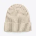 Detaillierte Ansicht der beigen Rippstrick-Textur einer weichen Baby-Wintermütze - Hellbeige